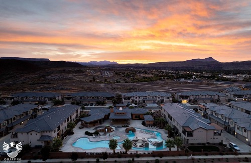 Hurricane Casa | Zion Park Views-Backyard Heated Swim Spa+Hot Tub + Putting Green - Near Zion