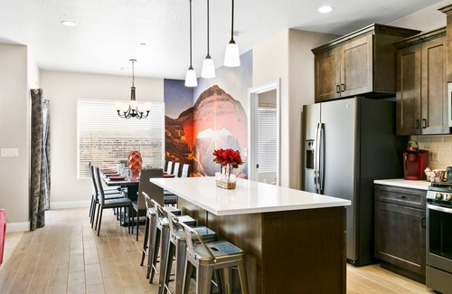 Hurricane Casa | Zion Park Views - Backyard Heated Swim Spa+Hot Tub + Putting Green-Waterslide