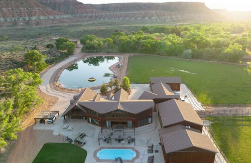 Zion National Park South Entrance Casa | Zion Reunions Retreats Bodas: Capacidad 55 ppl Pvt: Piscina, teatro, fútbol sala