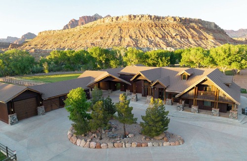 Zion National Park South Entrance Casa | Zion Reunions Retreats Bodas: Capacidad 55 ppl Pvt: Piscina, teatro, fútbol sala
