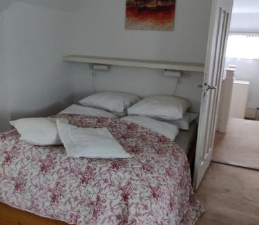 Wassenaar Apartamento | Zit slaapkamer op de 2e etage in een rietgedekte villa met gedeelde douche en keuken