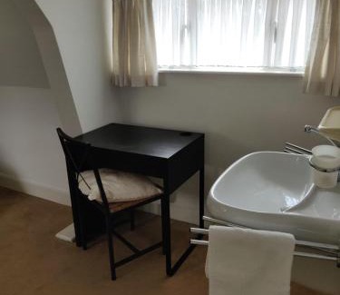 Wassenaar Apartamento | Zit slaapkamer op de 2e etage in een rietgedekte villa met gedeelde douche en keuken