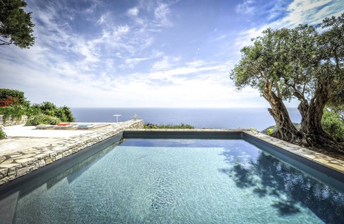 Magazia Villa | Zoe, 2-6 personas, casa antigua de piedra única con impresionantes vistas al mar y piscina climatizada
