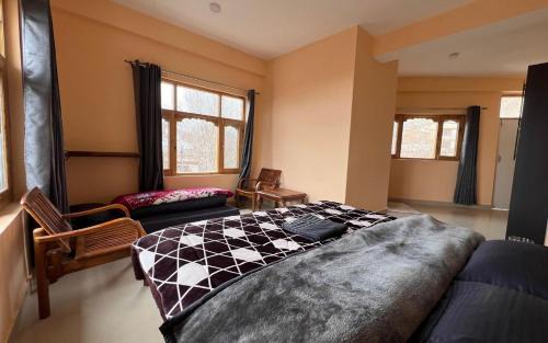 Kaza Casa | Zomsa Inn by StayApart