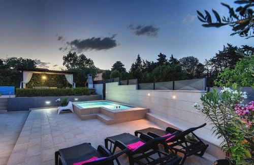 Liznjan Casa | Zoya