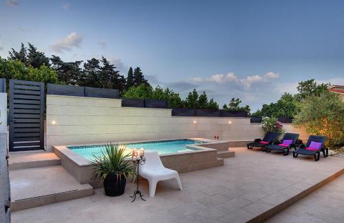 Liznjan Casa | Zoya