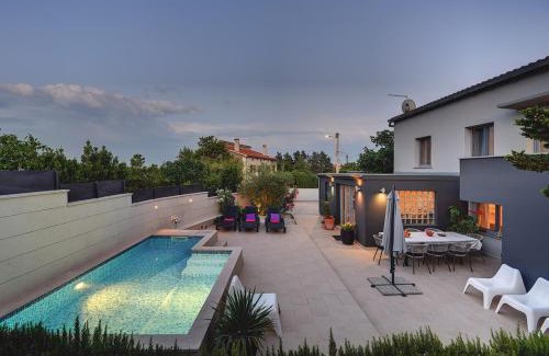 Liznjan Casa | Zoya