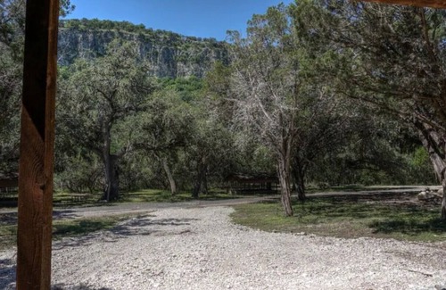 Uvalde County Cabina | Zubers - CA -D Cabin D