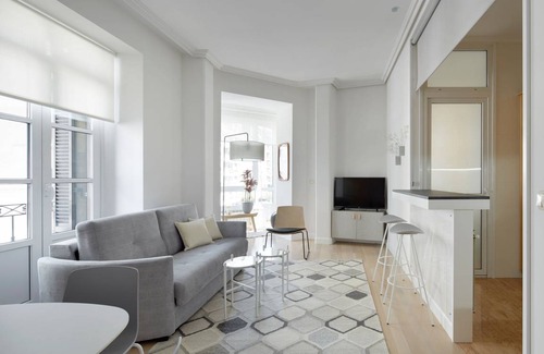 San Sebastian Centro Apartamento | Zubieta Suite by FeelFree Rentals