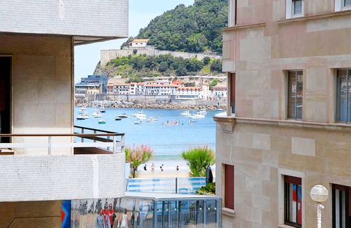 San Sebastian Centro Apartamento | Zubieta Suite by FeelFree Rentals