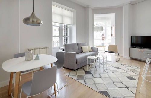 San Sebastian Centro Apartamento | Zubieta Suite by FeelFree Rentals
