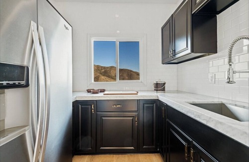 Western Malibu Casa | Zuma Beach View Estate with Cedar Soaking Tub
