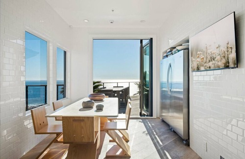 Western Malibu Casa | Zuma Beach View Estate with Cedar Soaking Tub