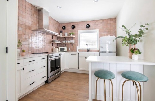 Westside Casa | ✰ ZUMA SUITE ✰ Walk to King Street Shops!