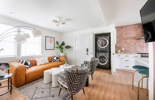 Westside Casa | ✰ ZUMA SUITE ✰ Walk to King Street Shops!