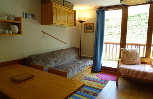 À 50m des remontées mécaniques: 2 pièces avec terrasse, lave-linge, TV, et casier à skis - FR-1-411-528