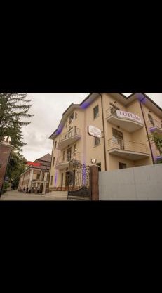 Готель Баронський Двір