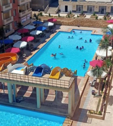 شاليه بالساحل الشمالى قرية نيو كوست الكيلو 77 قبلى الطريق بشاطىء خاص