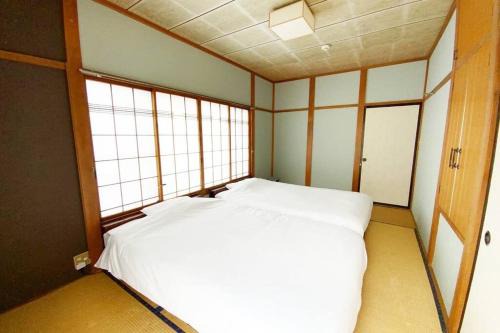 御浜岬の至福を一身に味わう 一軒家貸切宿で贅沢なバーベキューを楽しみながら夕陽に染まる戸田湾の美しさを満喫