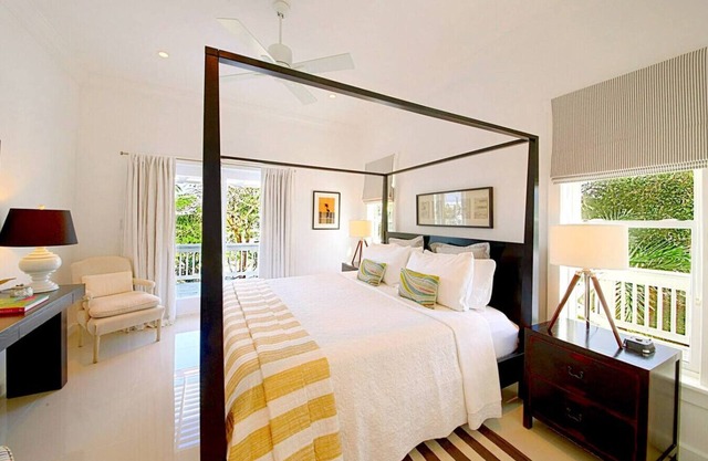 Elegante villa de 2 dormitorios con piscina privada y carrito de golf para uso en la playa.