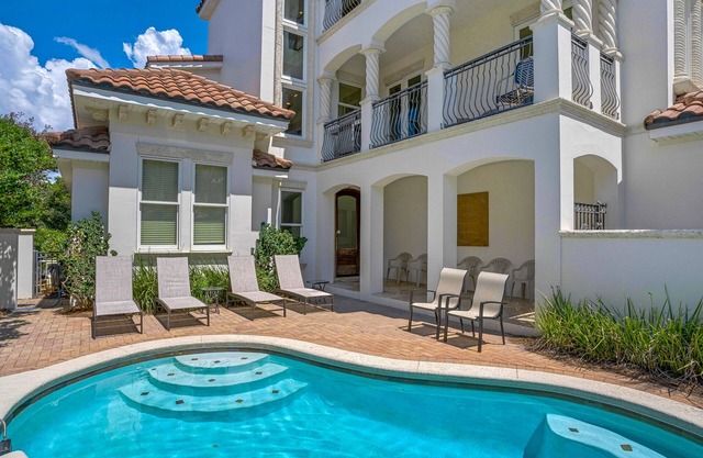 Amplia y actualizada casa con ascensor! Incluye piscina privada y servicio de playa gratis!