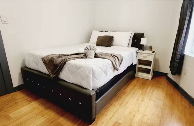 #03 Comfy Room With Queen Bed + TV in Angora