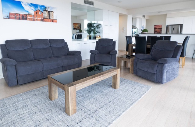 1/303 Flinders · Enjoy Penthouse Living in the CBD! Sleeps 8!