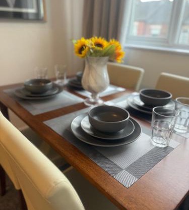1 Bed Flat - Sleeps 3 - Parking - Wifi - Garden