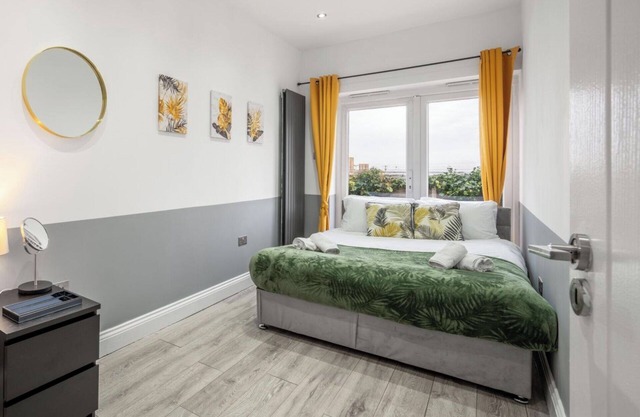 Peaceful 3 Bed Acton Retreat Zone 2 Sleeps 9