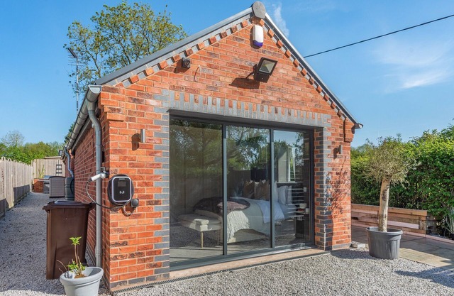A luxurious and spacious hideaway tucked away close to the village of Meriden awaits your visit.
