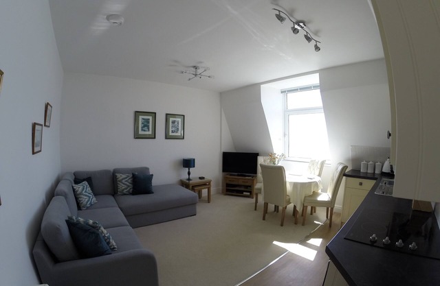Apartamento de 1 dormitorio con impresionantes vistas al mar, jardines privados y cancha de tenis