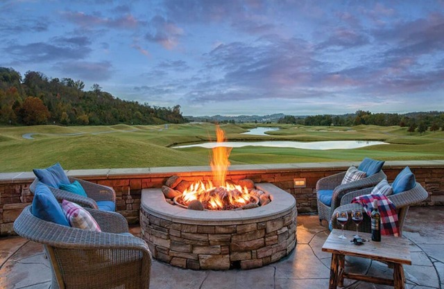 1 Bedroom Deluxe Condo, Pool View, Sleeps 4, Waterpark, Great Smokies Lodge!!