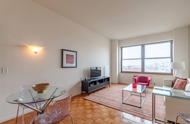 1 Bedroom steps from Grove St PATH Train to NYC