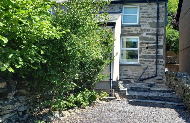 1 LLWYN HIR, pet friendly, with open fire in Blaenau Ffestiniog