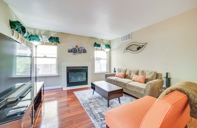 1 Mi to Downtown Reno: Spacious Home w/ Deck!