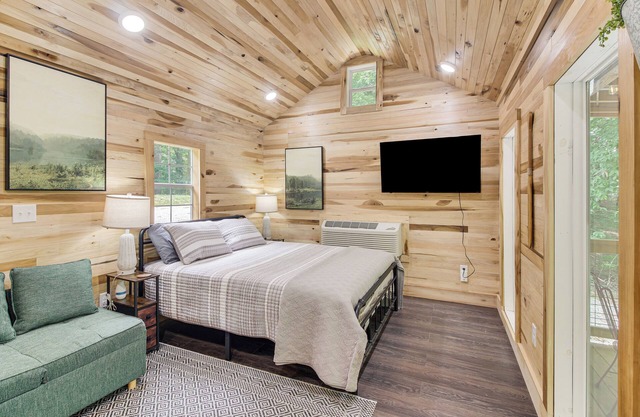 1 Mi to Lake: Charming Byrdstown Retreat w/ Deck!