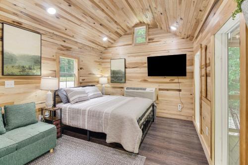 1 Mi to Lake Charming Byrdstown Retreat with Deck!