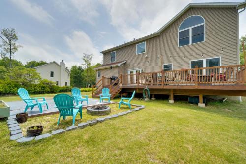 1 Mi to Lakes Family Pocono Home with Fire Pits!