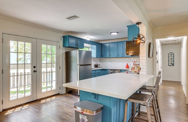 1 Mi to Moody Gardens & Beaches: Galveston Home