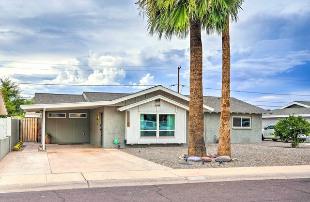 1 Mi to Old Town Scottsdale: Home w/ Putting Green