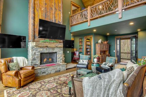 1 Mi to Panthertown Valley Mountain Lodge with Deck