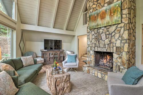 1 Mi to Town Chalet-Style Highlands Retreat