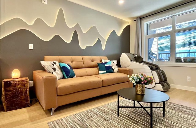 1 Min to Banff Gate Booth |Mountain Views, Loft Net, Kids’ Wall & Design Touches