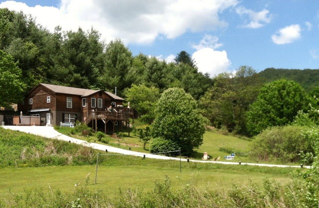 Un alquiler privado en el primer piso con spa, cama King, gas FP y vista a la montaña