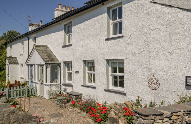 1 SUNNY POINT COTTAGES, pet friendly, with open fire in Crook
