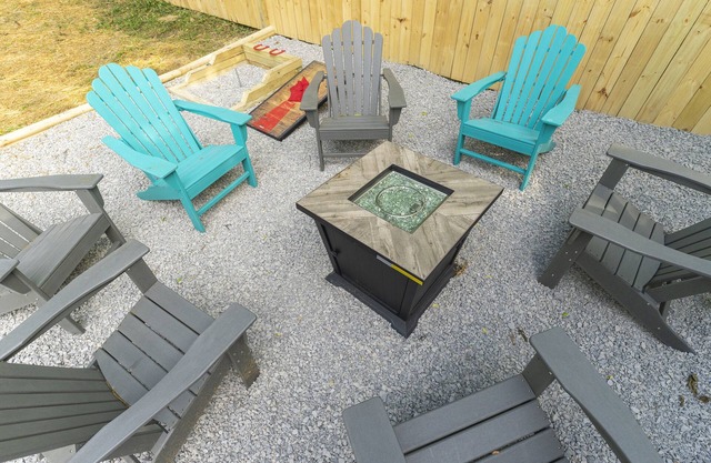 10 min to DT, family friendly, hot tub, arcade, sleeps 8, fully fenced yard