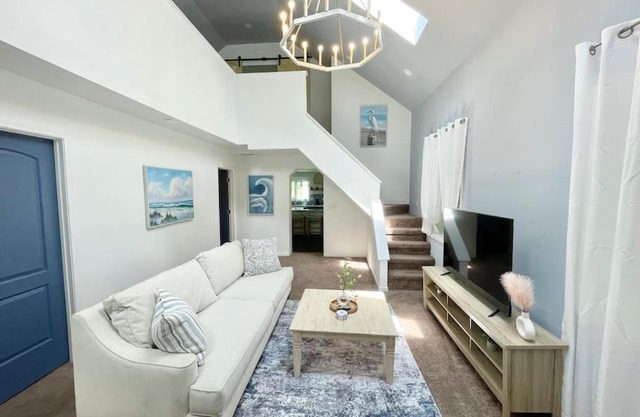 10 min to Speedway Large Home Desirable Area