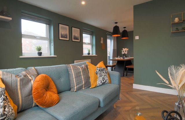 10 Min Walk to City Centre & Bay 2 Bedroom Flat