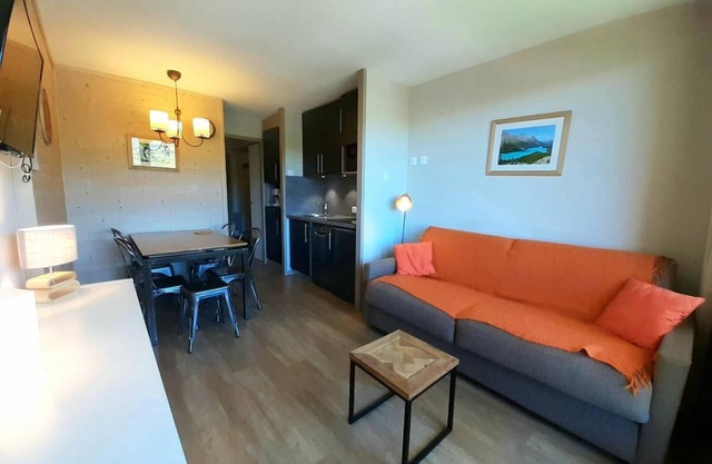 100m del centro estación, 4.o piso, vista montaña, balcón, tv, local para esquís, 23m², La Plagne
