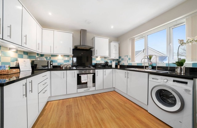 11 - Heathrow Living Serviced Apartments por Ferndale